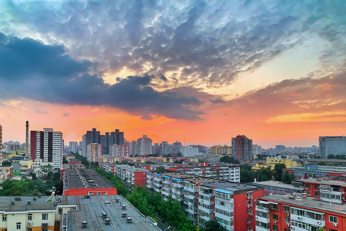 2020年8月15日傍晚,北京的天空出现美丽火烧云,景致迷人.