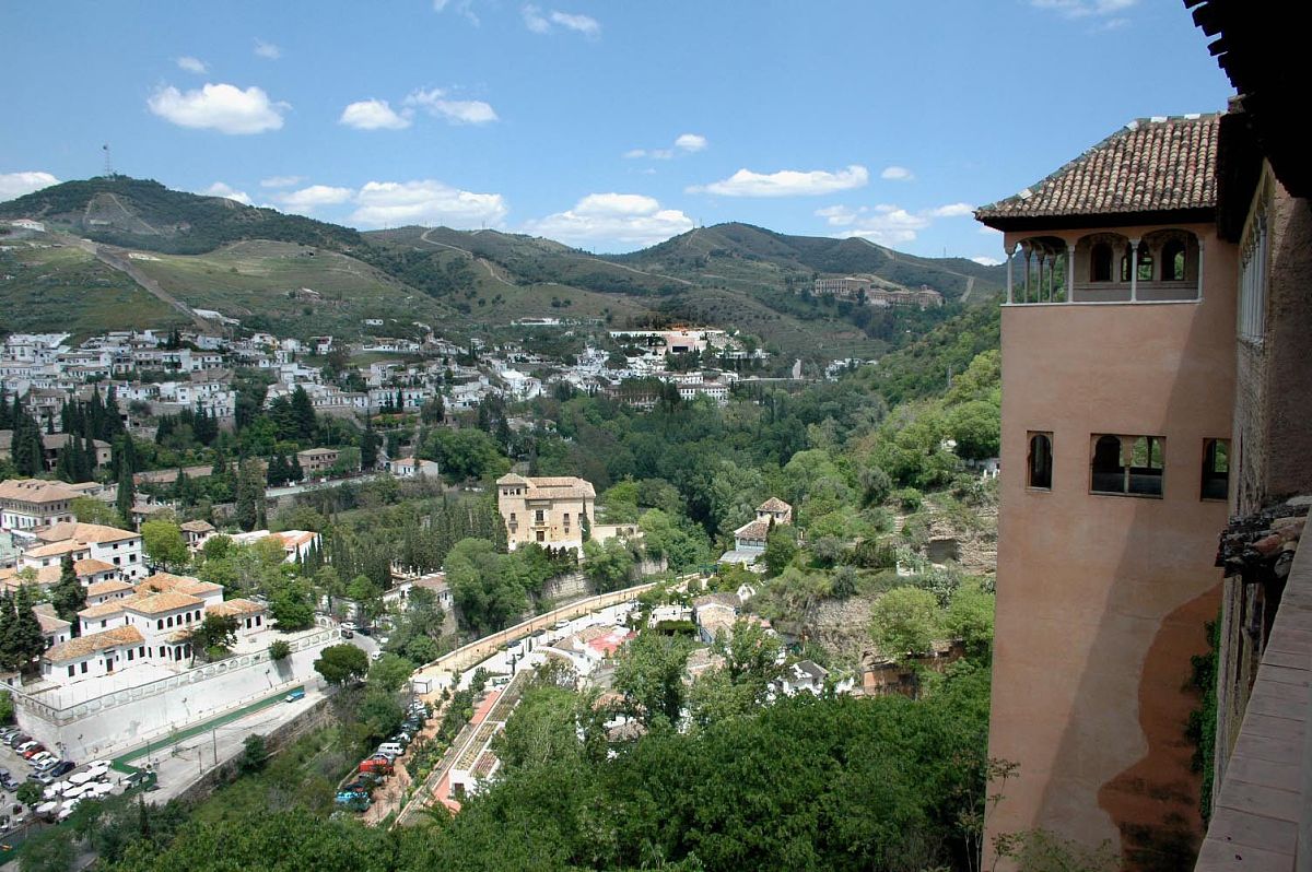 西班牙格拉纳达城阿尔罕布拉宫(the alhambra palace ),这里是摩尔式