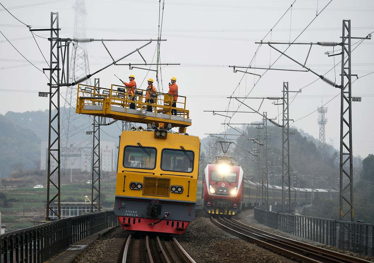 写个电压互感器在电力机车上的运用现状及发展趋势分析论文目录一、选题背景及研究意义二、电压互感器的基本原理和结构 1 基本原理 2 结构组成三、电压互感器在电力机车上的运用现状 1 电力机车中电压互感器的运用 2 电力机车中电压互感器的性能介绍四、电压互感器在电力机车上的发展趋势 1 提高精度和稳定性 2 实现数字化和智能化 3 减小尺寸和重量五、电力机车中