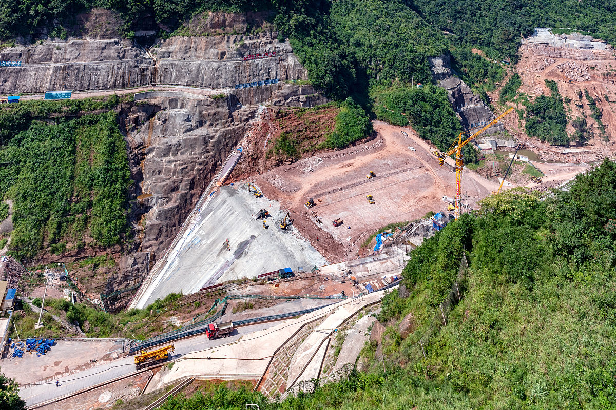 抽水蓄能电站建设位置：不限于层状岩体