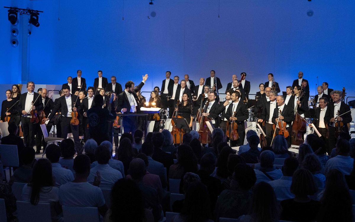 扮演一名音乐博主写篇1000字伦敦交响纽约爱乐维也纳爱乐柏林爱乐。哪个综合才是最强乐团的文章要有和读者互动语句重新编写个标题