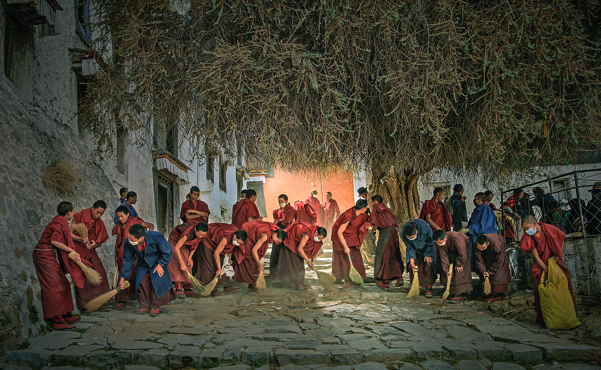 2010年6月4日,西藏江孜扎什伦布寺,僧侣.
