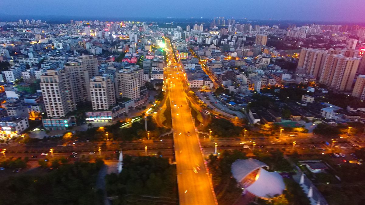 2018年5月4日,海南琼海,万泉河畔华灯初上夜色迷人.