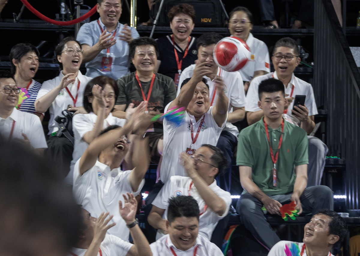 篮球赛胜利：欢呼、拥抱、热烈庆祝！