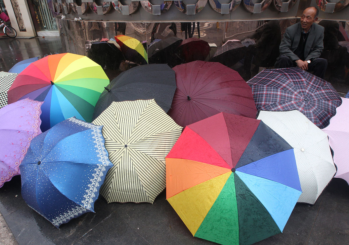       2015年5月21日,云南省昆明市,"小满"时节春城昆明迎来降雨天气.