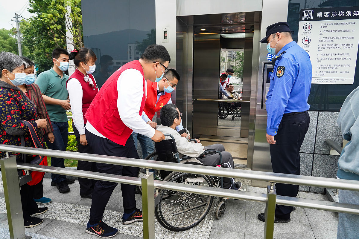 虽然成都地铁已经在一些地方设置了升降平台、扶手电梯等无障碍设施但仍有很多地方仍然无法满足视障、听障群体的需求。可以加大在现有地铁站内的改造力度加快无障碍设施建设的步伐。