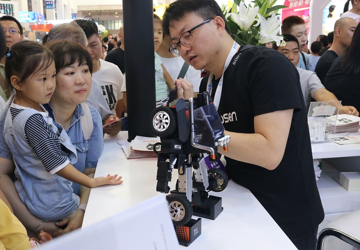 2019年8月24日,由于是周末,2019世界机器人大会吸引了大批的游客前来