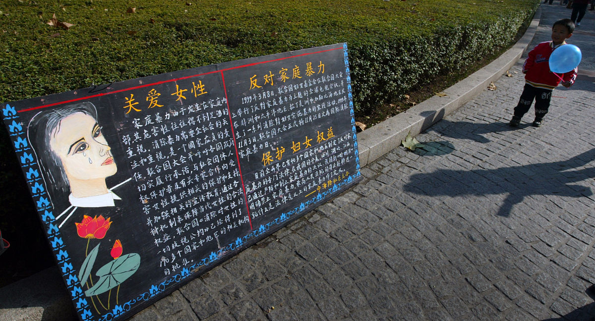 用地道的说：“我们是在一起做板报时认识的。她的字非常好看”（简练）
”