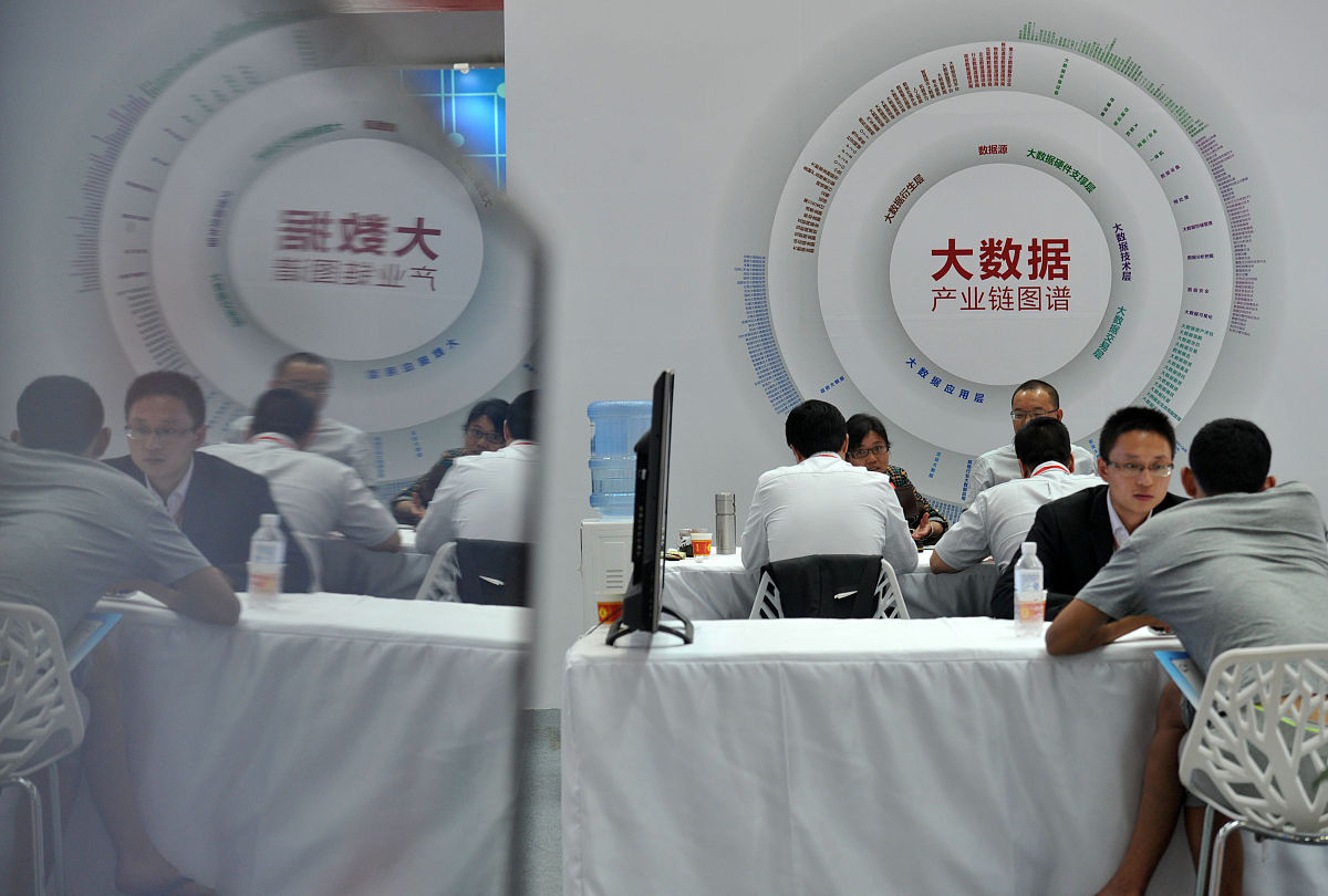 研究院充分发挥北京大学基础研究在打赢关键核心技术攻坚战中的作用以需求驱动型应用研究为核心重点攻克大数据智能化和数字化转型的核心科学技术问题和创新应用瓶颈加快前沿技术的基础研究成果向试验发展创新和应用创新的转化推进产业数字化与数字产业化。奖项荣誉 1、研究院荣获重庆高新区加快科技创新发展突出贡献奖、荣获2022年重庆市工人先锋号。 2、研究院基础软件科学研究中心在国产核心基础软件研发方面取得