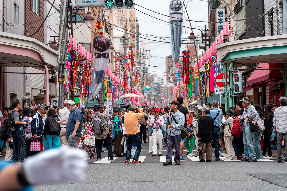 当地时间2019年7月6日,日本东京,民众张灯结彩迎接令和元年首个日本七