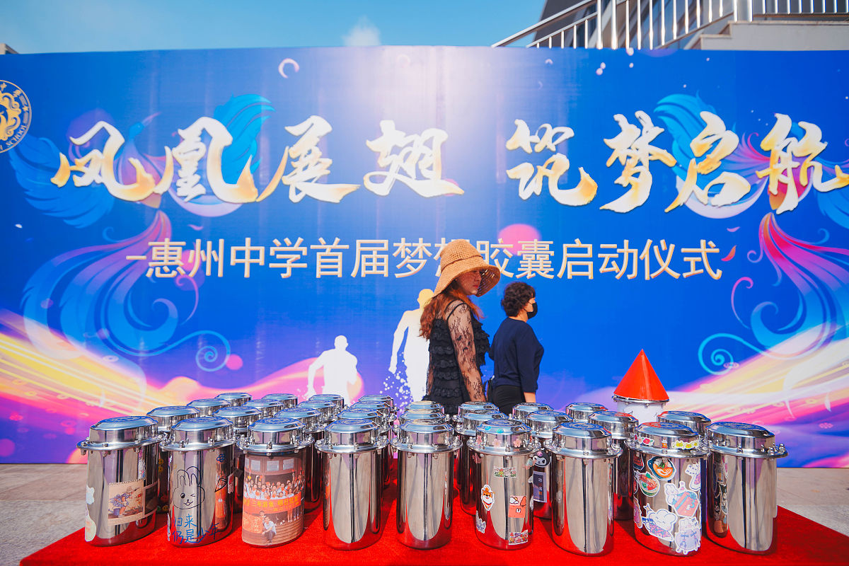 我要特别感激我的亲人和朋友，他们在我求学之路上一直给予我无私的支持和鼓励。他们的关注和支持一直是我前进路上的重要支撑，让我充满信心面对所有的挑战。同时，我也要感谢那些学者和研究者，他们的研究成果为我提供了宝贵的参考和启发。没有他们的研究，我就无法发现和解决我论文中的问题。最后，我要感谢所有为我提供帮助和支持的人，他们的支持与鼓励让我有勇气去追求自己的梦想和目标。在我人生的新篇章中，我会继续努力，追求更高的目标和更好的自己。再次感谢所有帮助过我的人们换个表达