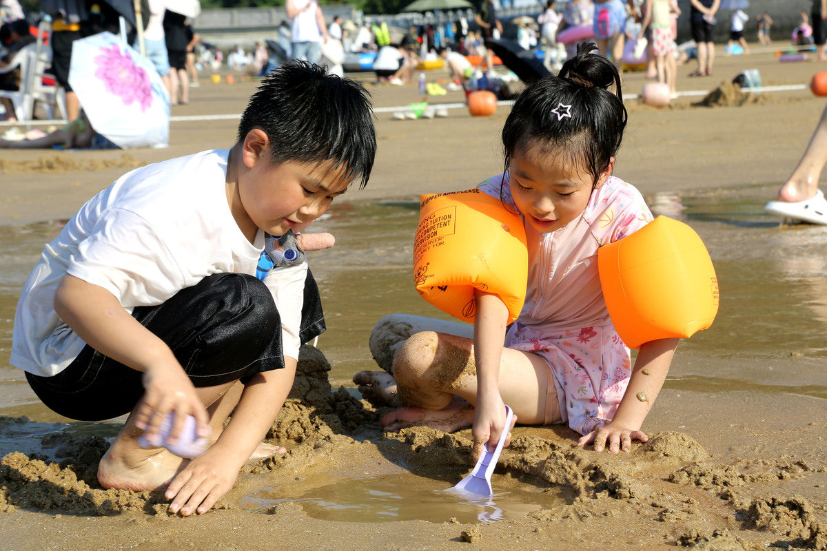 幼儿园周末趣事：公园喂鱼，小明和小红玩转快乐时光