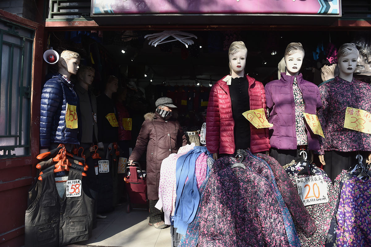 以一条建筑风格为民国风的步行商业街为背景创作一个沉浸式换装跑团式详细剧本突出线性跑团可加入手机AR元素步行街内有超大BB机和大哥大等雕塑可以借用还有一段残破建筑街道要求剧本中不要出现谋杀、阴谋之类的字眼剧情积极向上结尾要正能量要注重趣味性和对年轻人的吸引力。