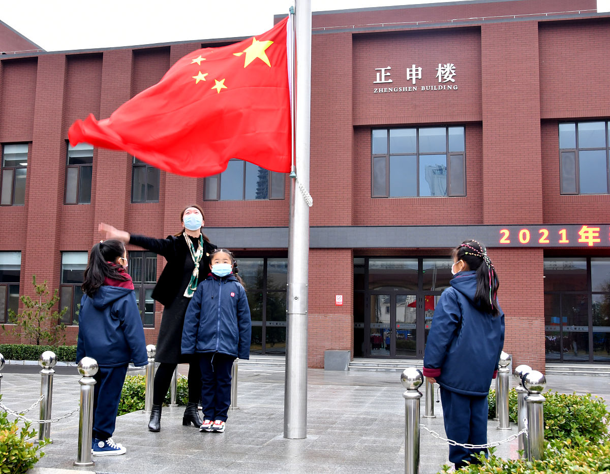 小学升旗仪式主持稿范文 - 庄严仪式，激昂爱国情