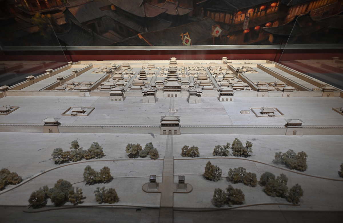 详细谈谈唐兴庆宫与西安当代兴庆宫的造园思想的异同点 10000字