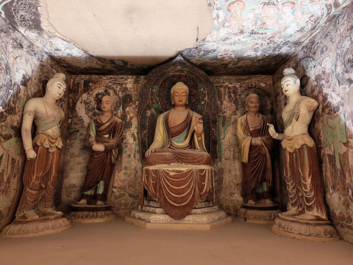 敦煌：千年风华绽放的艺术之都 - 探秘莫高窟壁画与沙漠风光