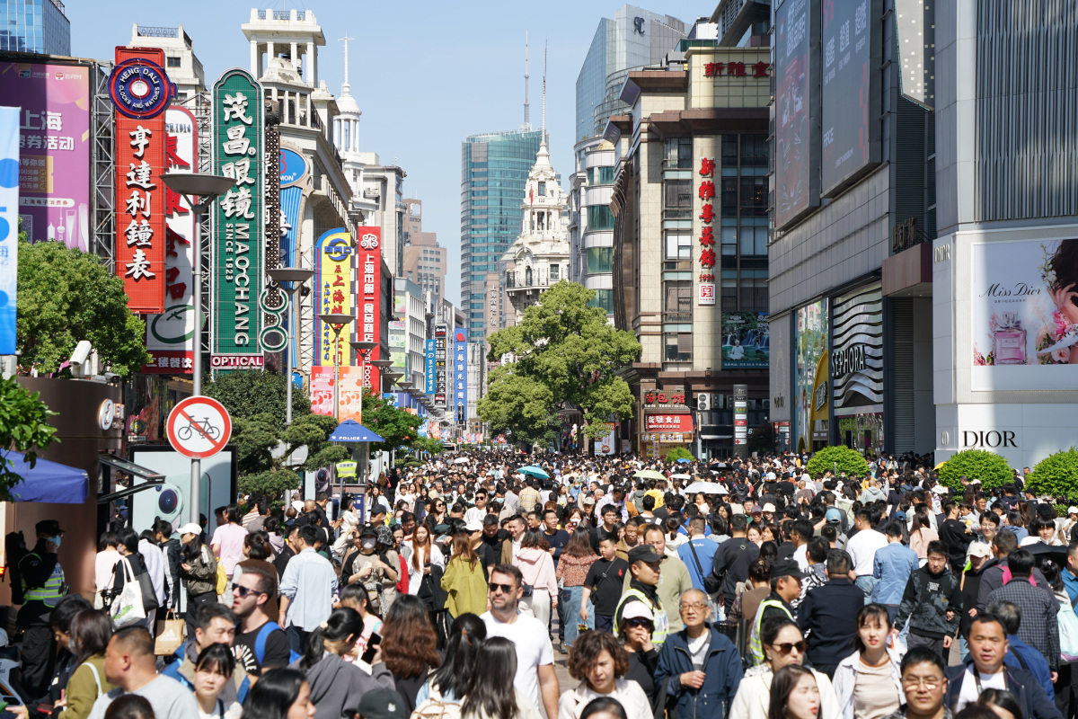 五一假期,上海外滩再次成为人流涌动的热门景点!