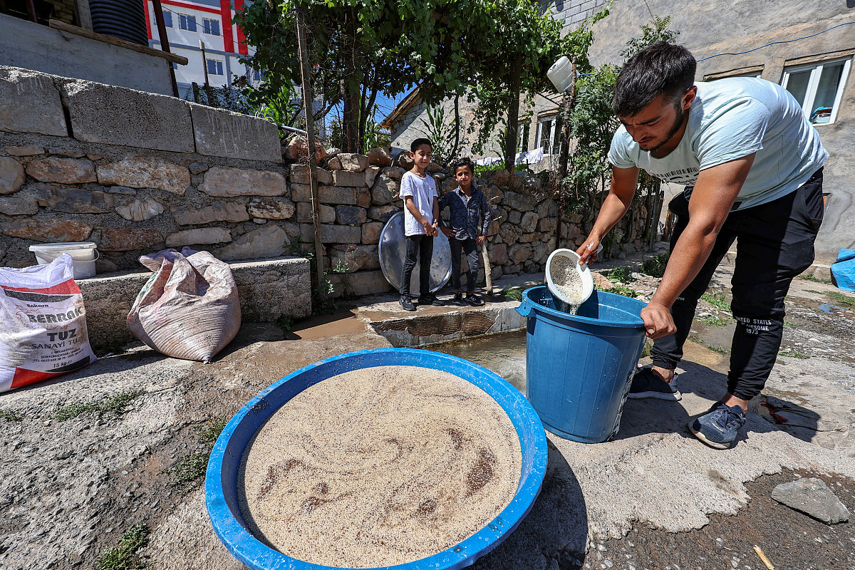 当地时间2021年9月7日,土耳其东南部哈卡利,实拍当地传统手工制作芝麻