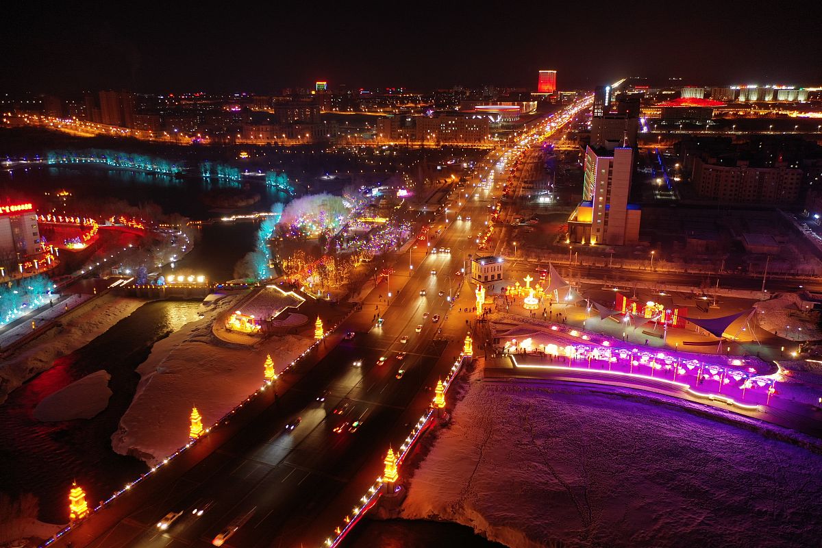 2021年2月26日,是元宵佳节,当晚,新疆博乐市主要街道上彩灯绽放,绚丽