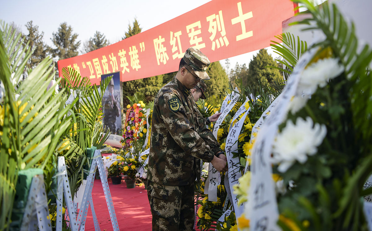 221年2月24日,兰州市烈士陵园,向"卫国戍边英雄"敬献鲜花.