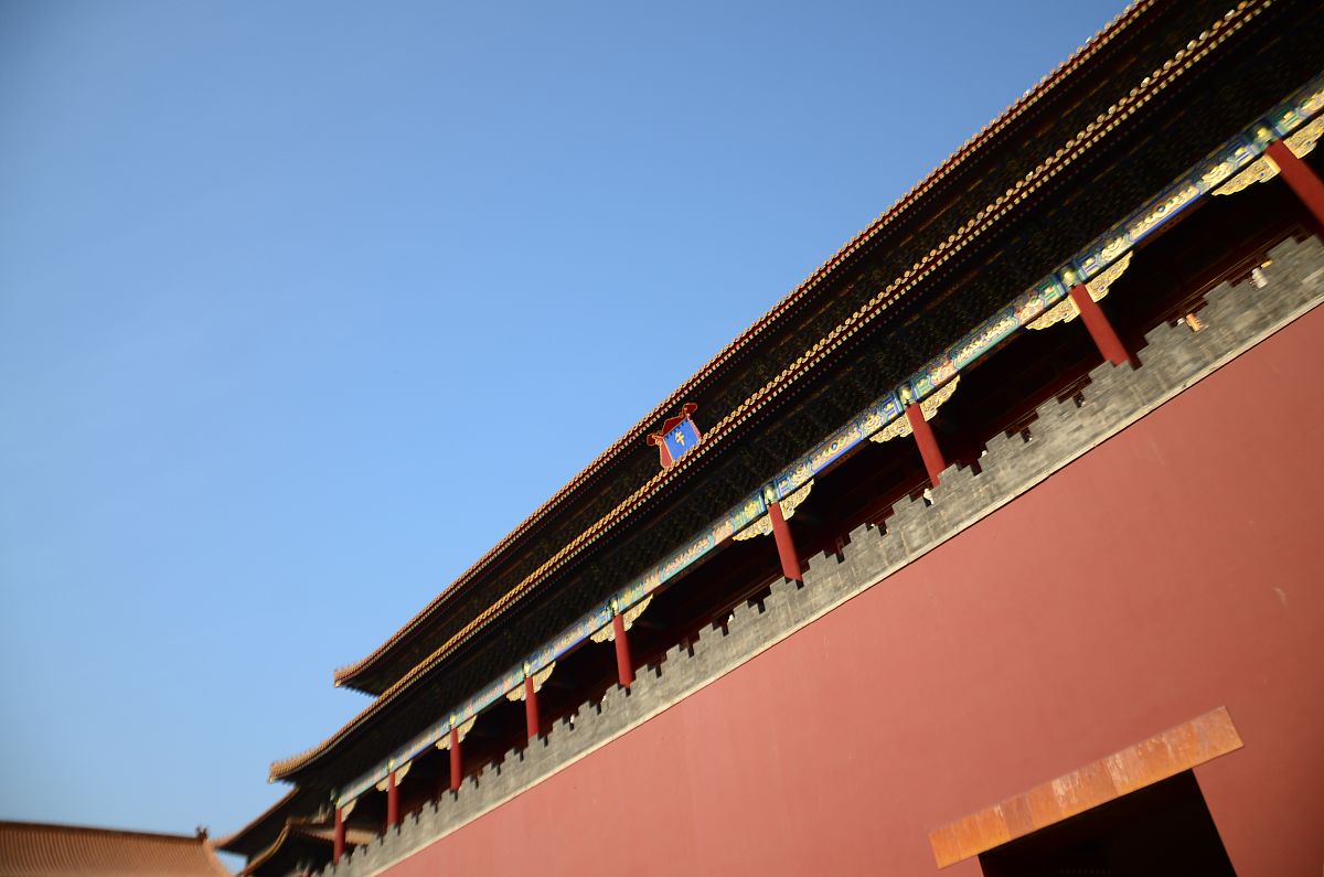 要写一部名朝背景的小说想问一下明朝。人的生活习惯以及。有哪些明朝才有的东西？明朝是中国历史上的一个重要朝代其文化、社会、政治等方面都有独特的特点。以下是一些明朝才有的东西：1 科举制度：明朝实行科举制度这是中国古代的一种选拔人才的制度通过考试选拔人才这在世界上也是独一无二的。2 银元：明朝时期开始流通银元这是中国历史上第一次出现的纸币也是世界上最早的纸币之一。3 木板印刷术：明朝时期发明了木板印刷