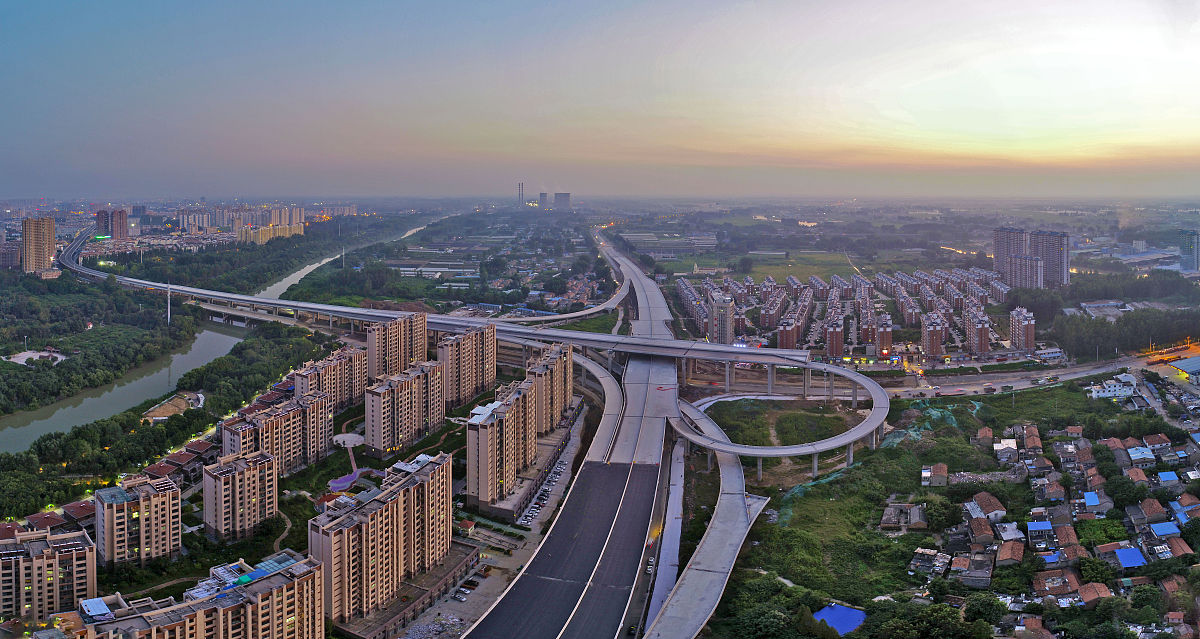 2019年8月15日,江苏省淮安市,建设中的黄河路与西安路交叉路口的高架.