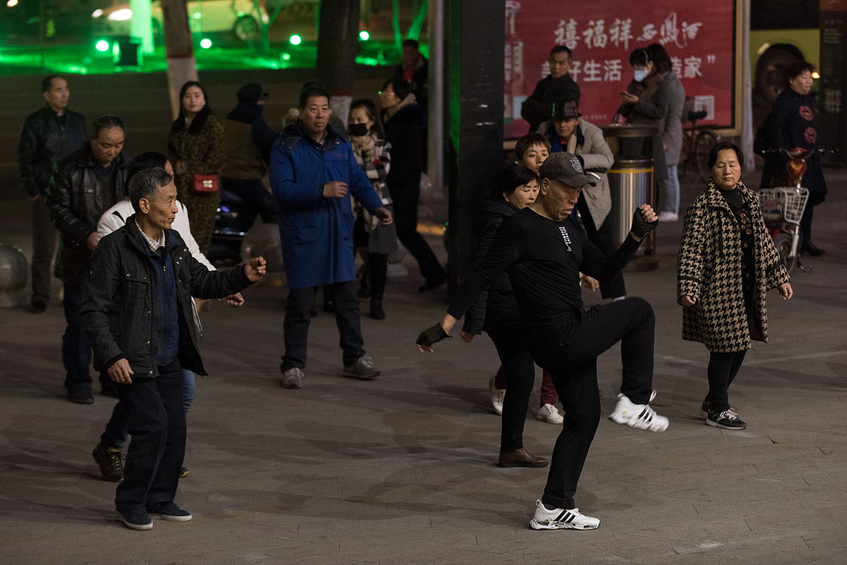 写一篇路边鼓掌的人作文