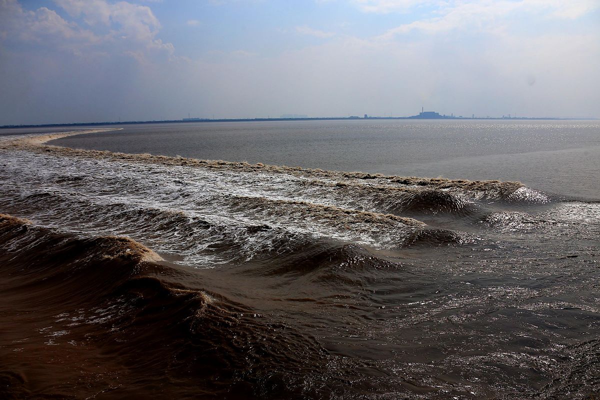 春江潮汛对仗：洞庭波撼城，水光接天无边无际