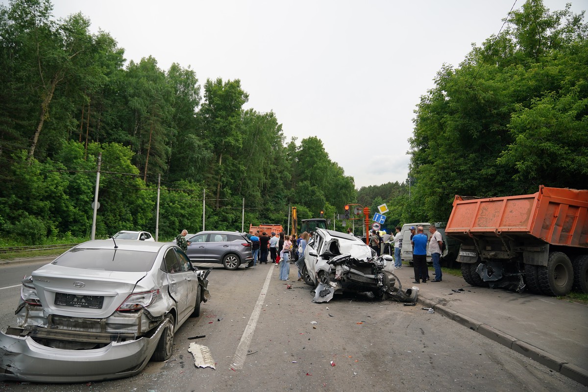 湖南岳阳临湘重大交通事故: 婚车与环卫车相撞致6死, 疑似疲劳驾驶酿惨剧