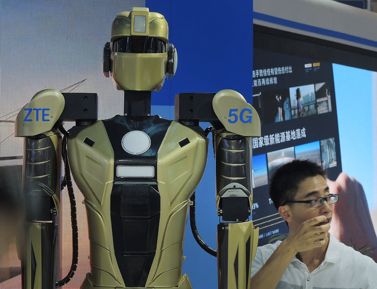 写一篇5000的基于物联网的智能救灾机器人论文摘要本文旨在探讨如何利用物联网技术提升智能救灾机器人的效能。首先我们介绍了智能救灾机器人的定义、分类和应用场景。接着我们分析了物联网与智能救灾机器人的关系阐述了智能救灾机器人在物联网环境下的优势。然后我们介绍了智能救灾机器人的相关技术如机器视觉、语音识别和自主导航等。最后我们探讨了智能救灾机器人未来的发展方向和挑战以及应该加强的研究方向。关键词：物联网