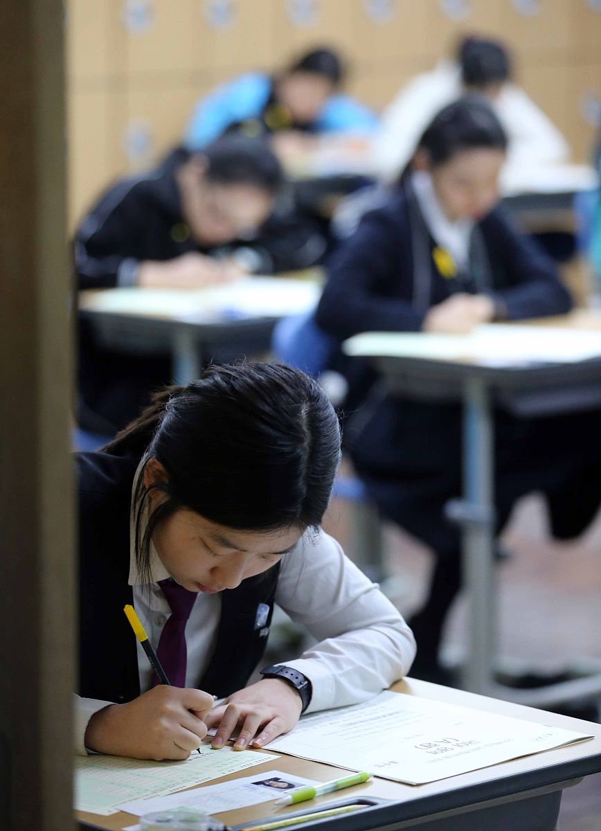 当地时间2013年11月7日,韩国首尔,韩国今日高考,考场内气氛紧张.