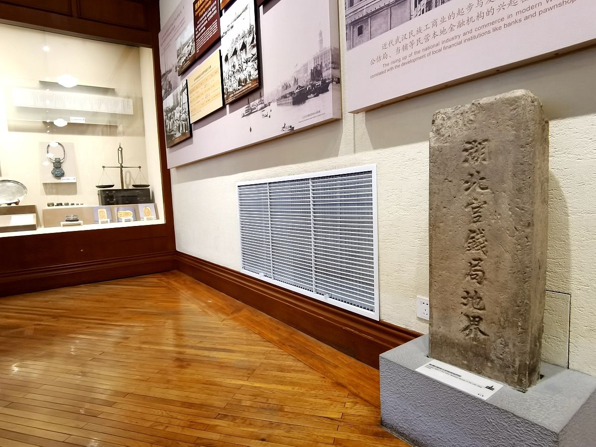 2022年1月4日,武汉,市民在江汉关博物馆观看《江汉朝宗——武汉城市现