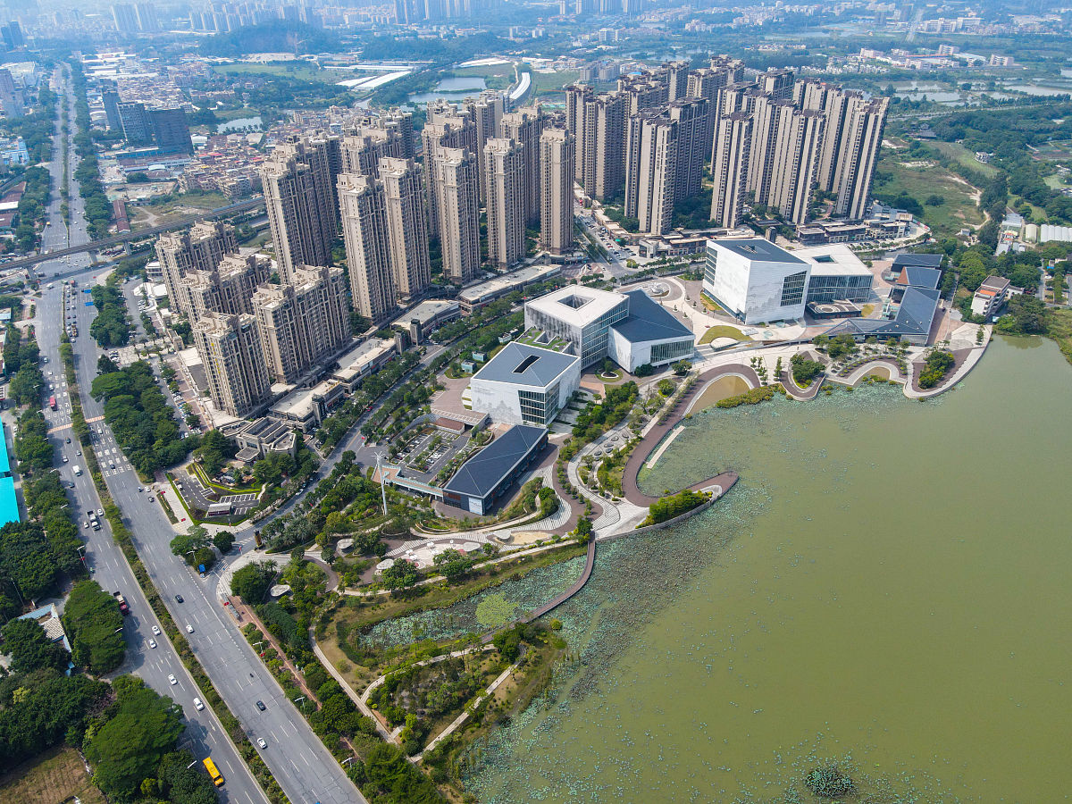 台州市的天台县丽泽湖公园新城中心公园周边环境帮我用200字详细描述