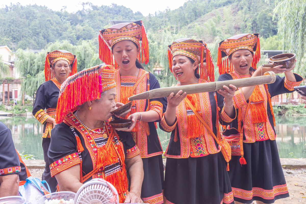 跟着音乐去广西感受3三月三三月三的起源风俗哪些美食生活习惯！2三月三的音乐歌圩三月三唱的内容是什么？壮族敬酒歌刘三姐的山歌。