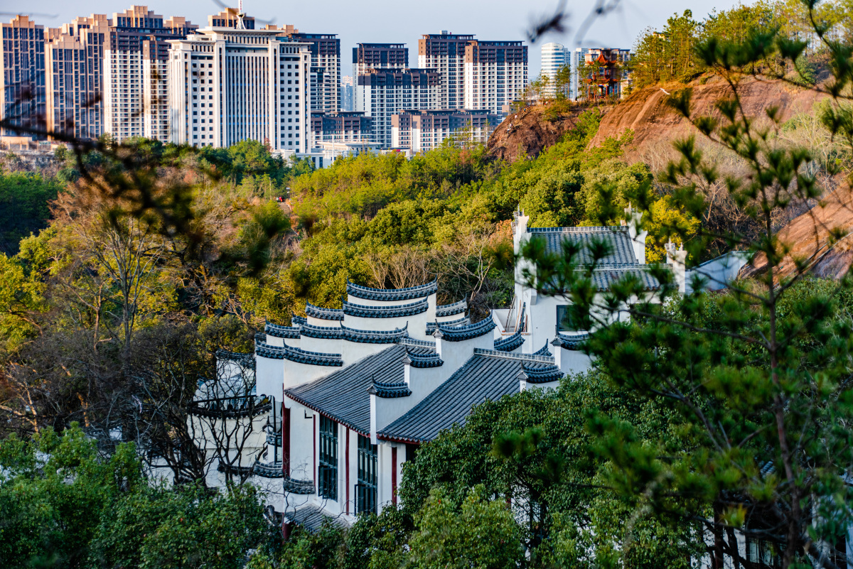 以下是一些赣州市的著名景点:通天岩风景名胜区:这是一个国家4a级旅游