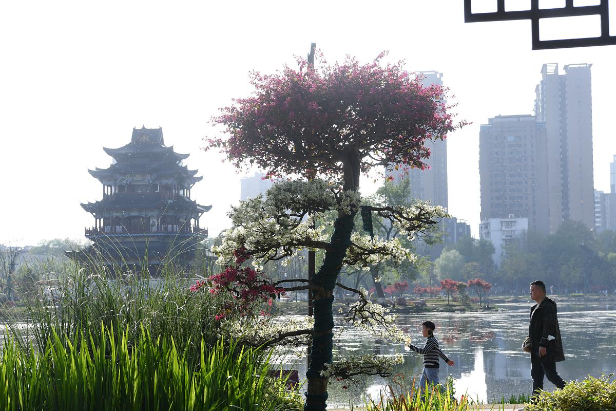 2021年3月28日,武汉,提档升级后的武昌紫阳公园春光明媚,市民游客络绎