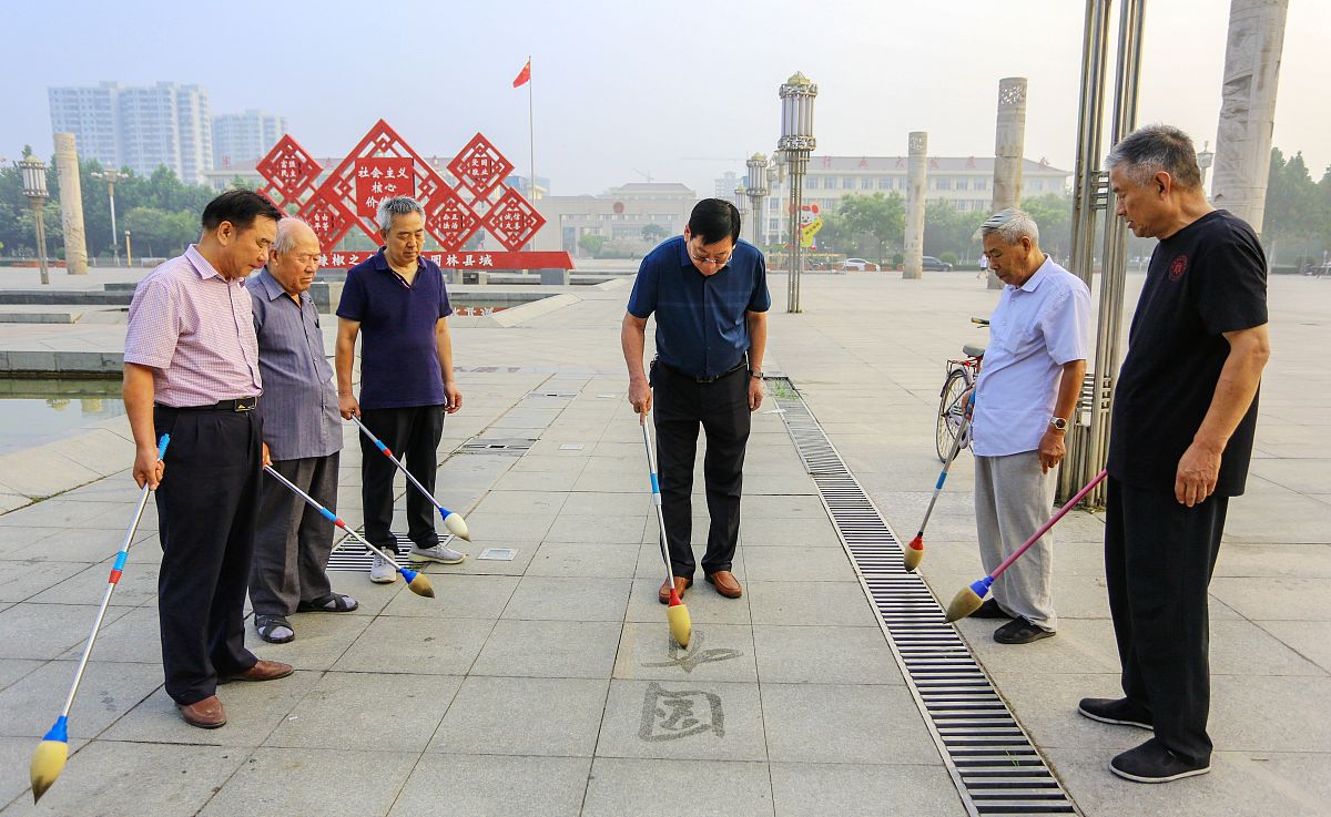 2020年7月29日,河北邯郸鸡泽县退伍老兵参加书法活动迎接中国人民解放