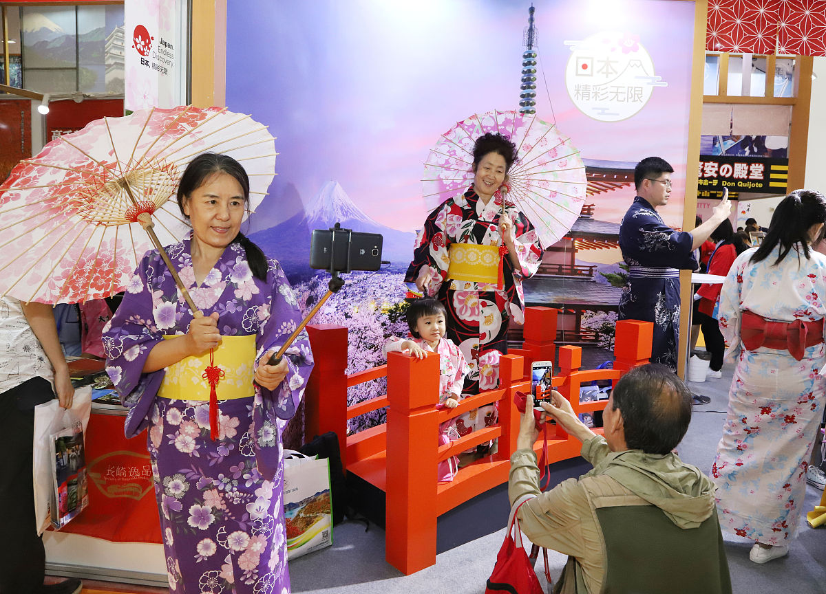 请描写一下一个老婆婆带着两个年轻人在神社参拜一个女巫的神像并带着他们去偏殿吃了一些东西就向山下走去