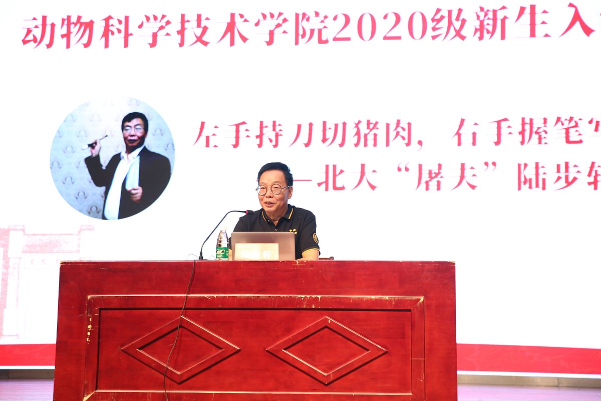 整理丰富一下内容：从实践角度出发三全育人的运用从整体上分析了本校艺术专业大学生思想政治教育在人员队伍、实施各个阶段、各个维度和载体也就是在主体责任、时间角度、空间角度三方面育人存在的不足和提出相关的对策。从系统上探索出大学生思想政治教育工作的新路径、新方法为新时代背景下进行大学生思想政治教育指出正确的方向。通过分析在全员、全过程、全方位中的不足运用习近平总书记在高校思想政治工作会议上提出的三全育人