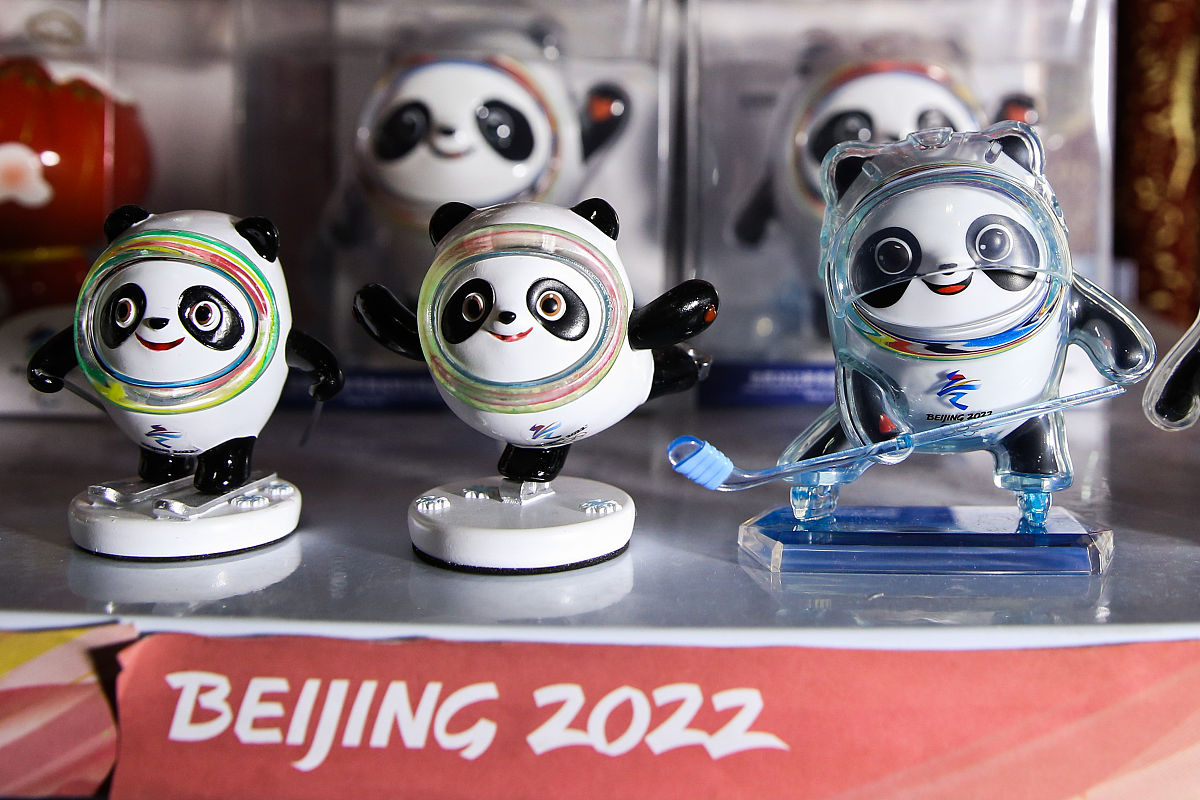 请将这段话改写通过调整语序、增减字数、替换同义词等方式避免与原文出现连续8个字相同的句子使这段话更加具有逻辑：冰墩墩文创IP形象是多个已有较高知名度的IP元素的组合这种创新式的组合不仅大大降低了传播时受众的认知成本更跨越了时空、文化背景的限制打破了意识形态领域的偏见使得冰墩墩打破了文化壁垒一跃成为了国际性文化认同的标识。