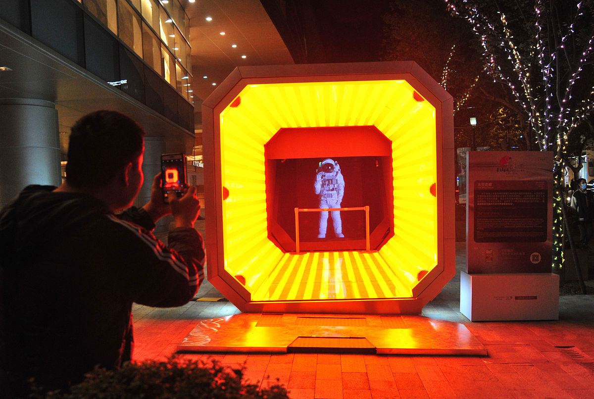 日常对话：朋友之间关于工作和旅行的聊天记录