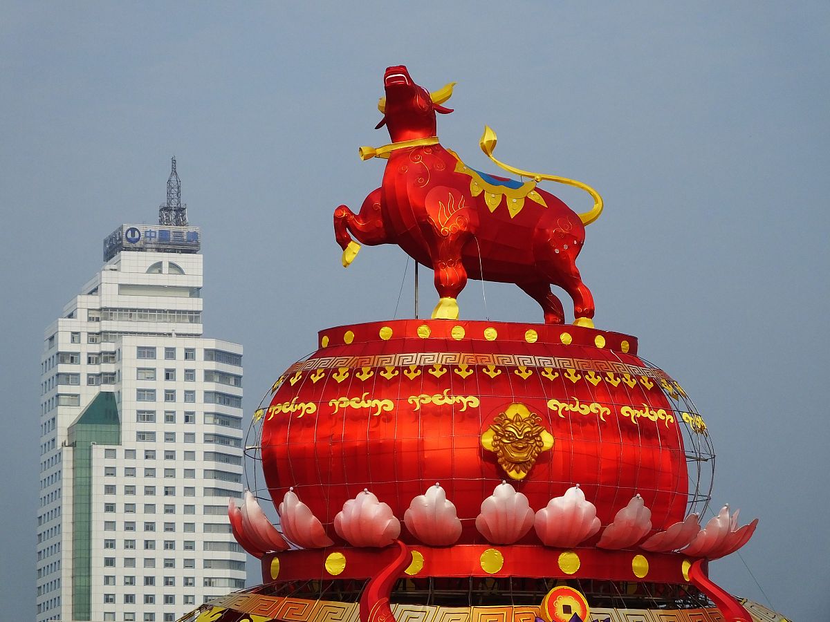 2021年1月29日,湖北宜昌市街头,灯艺师在制作牛年花灯,部分以牛为主题