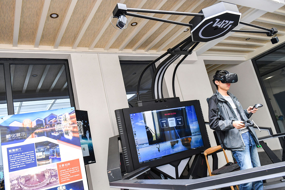 通过手指动作带动线性导体在电容矩阵移动测量手指动作并通过对手指上的线性导体进行反向牵引作为力回馈并在各手指指尖指肚增加电容传感捕捉手指动作在手背上放置位置传感器用于定位手掌运动来实现VR设备人机交互方案的发明专利