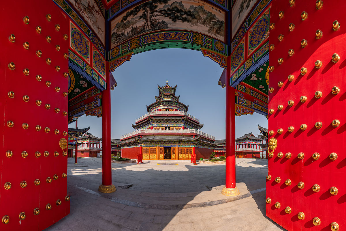 来一段对现代的中国皇家建筑的环境描写