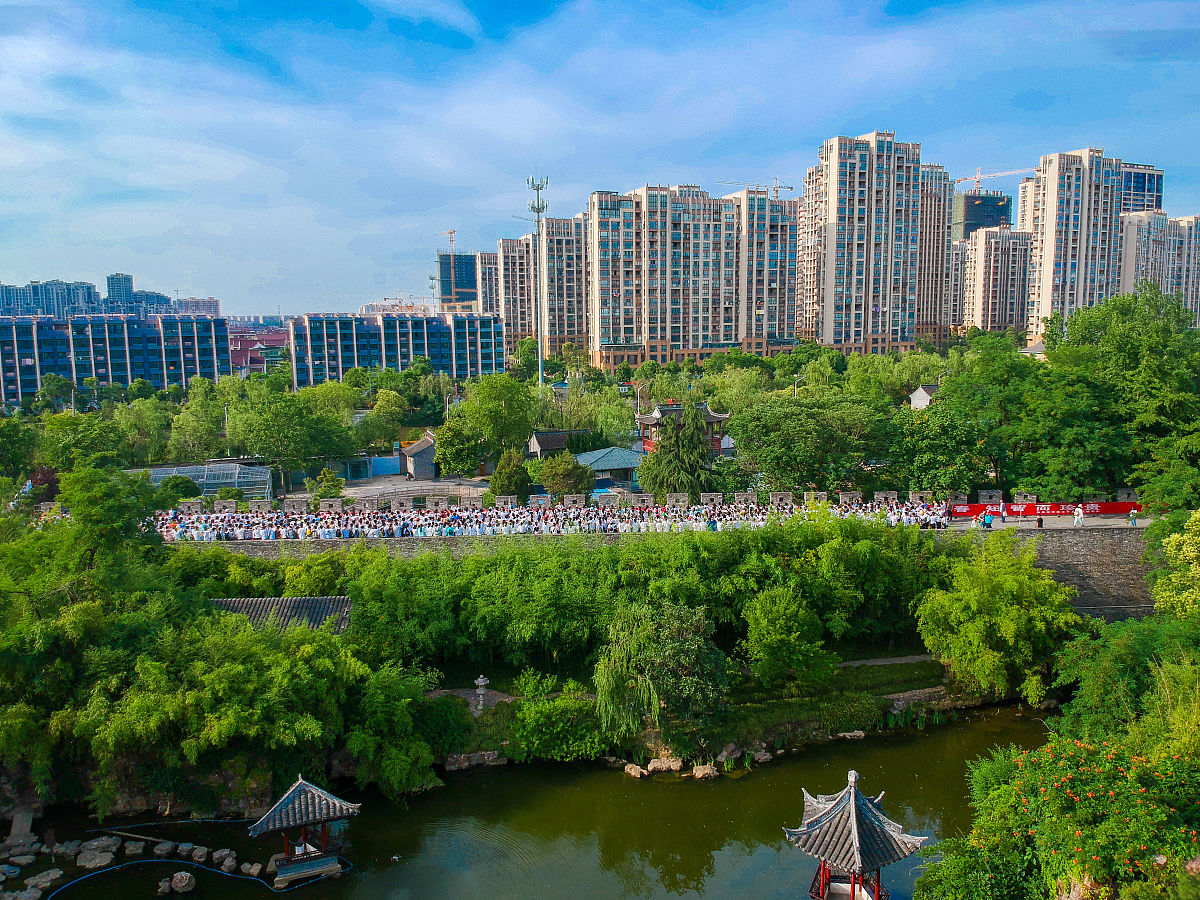 坚定共产主义理想和信念。大学生是祖国未来的接班人只有树立了坚定的共产主义理想和信念才能担负起党和人民赋予的历史重任为完成党交给的任务不畏艰难险阻不惜牺牲个人的一切为共产主义事业奋斗;只有树立了共产主义理想和信念才能把个人的一生同整个共产主义事业有机地结合起来真正懂得人生的意义真正实现人生的价值为党和人民创造性地工作。扩展