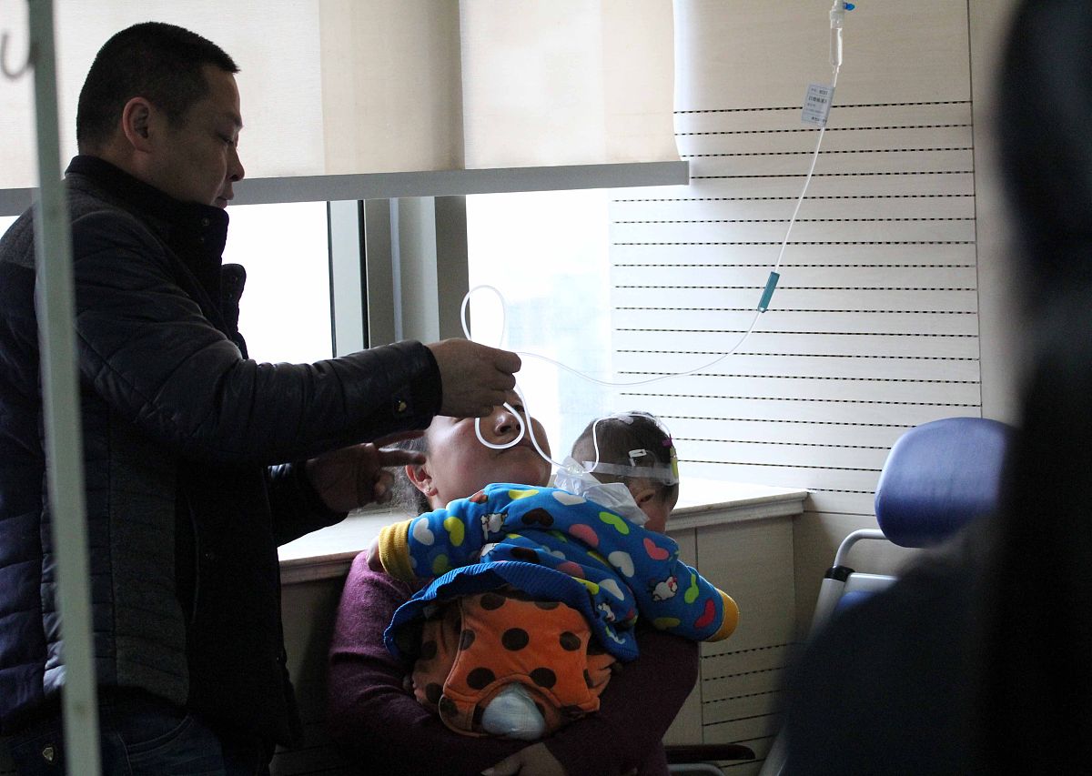 2岁小孩躺倒被灌药可能被呛着引起肺炎吗？