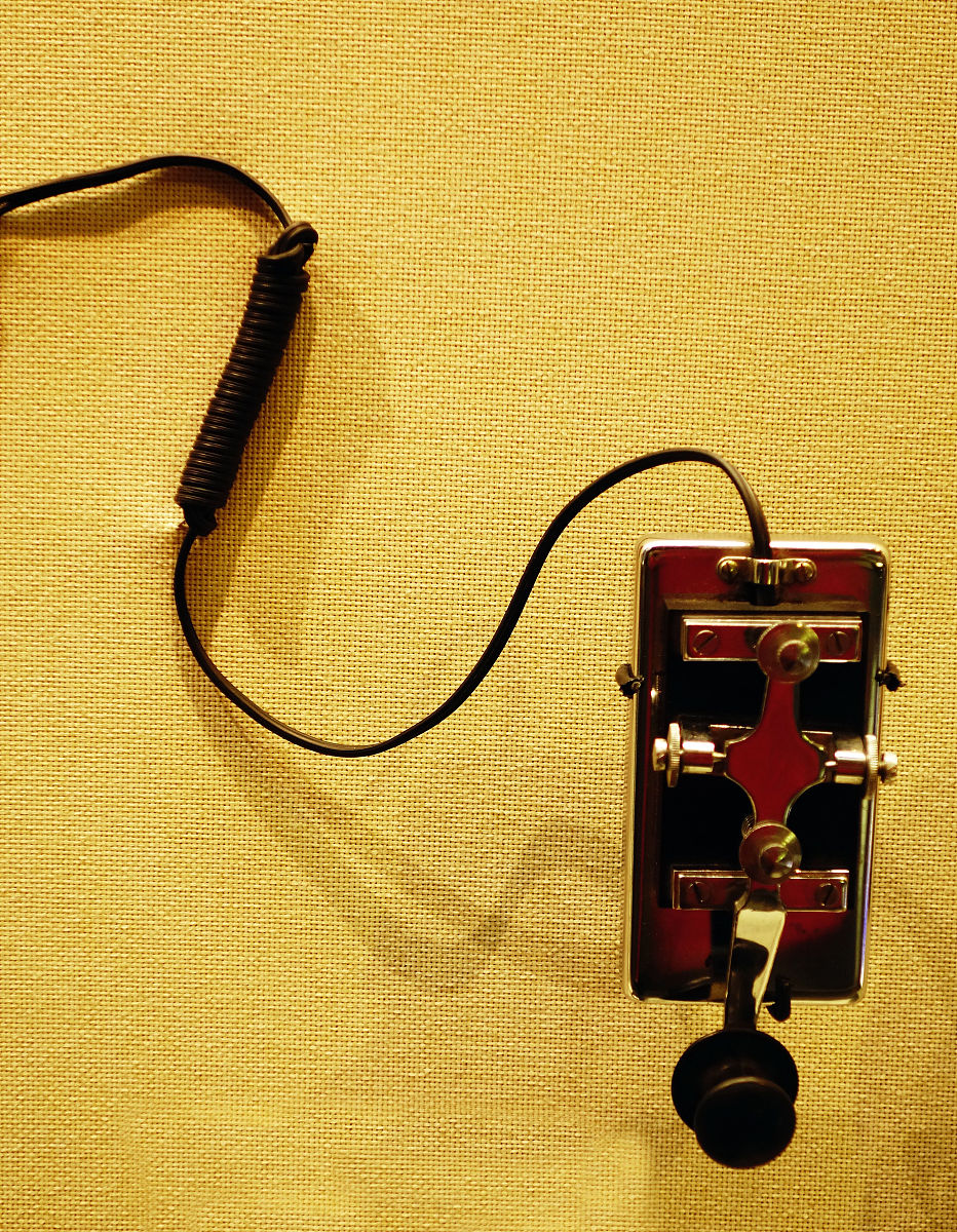 2014年11月02日,<strong>电报</strong>打点机(通信器材),内蒙古额尔古纳民族博物馆.