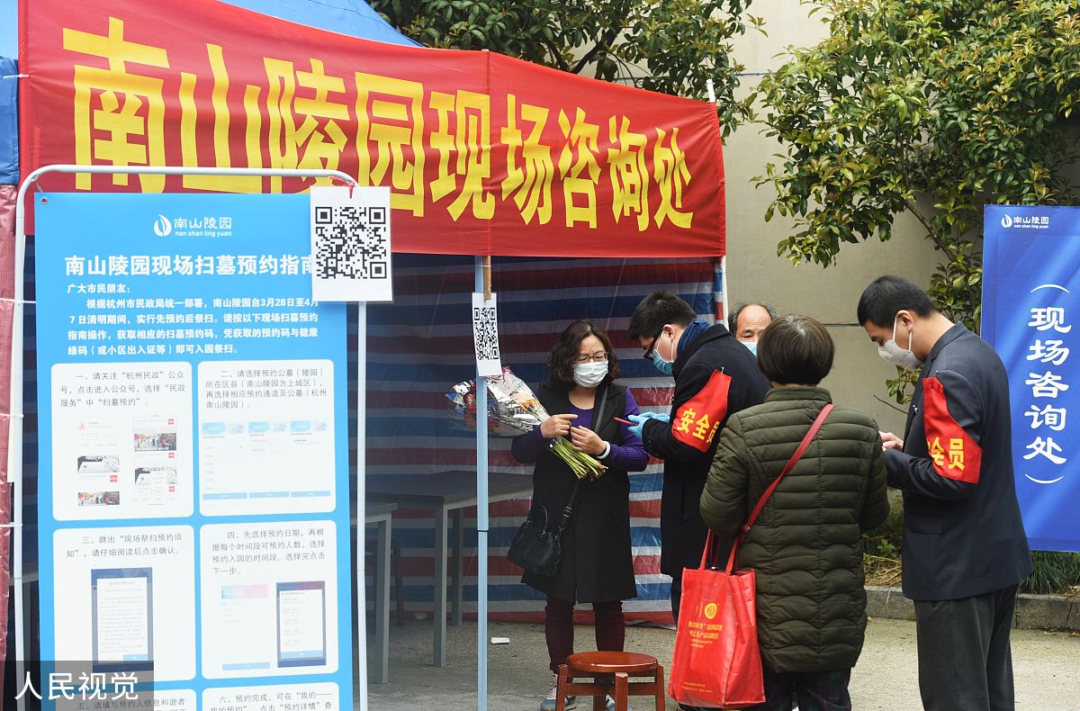 万盈镇侨法宣传月活动总结：提高侨胞法律意识，共建法治文明社区