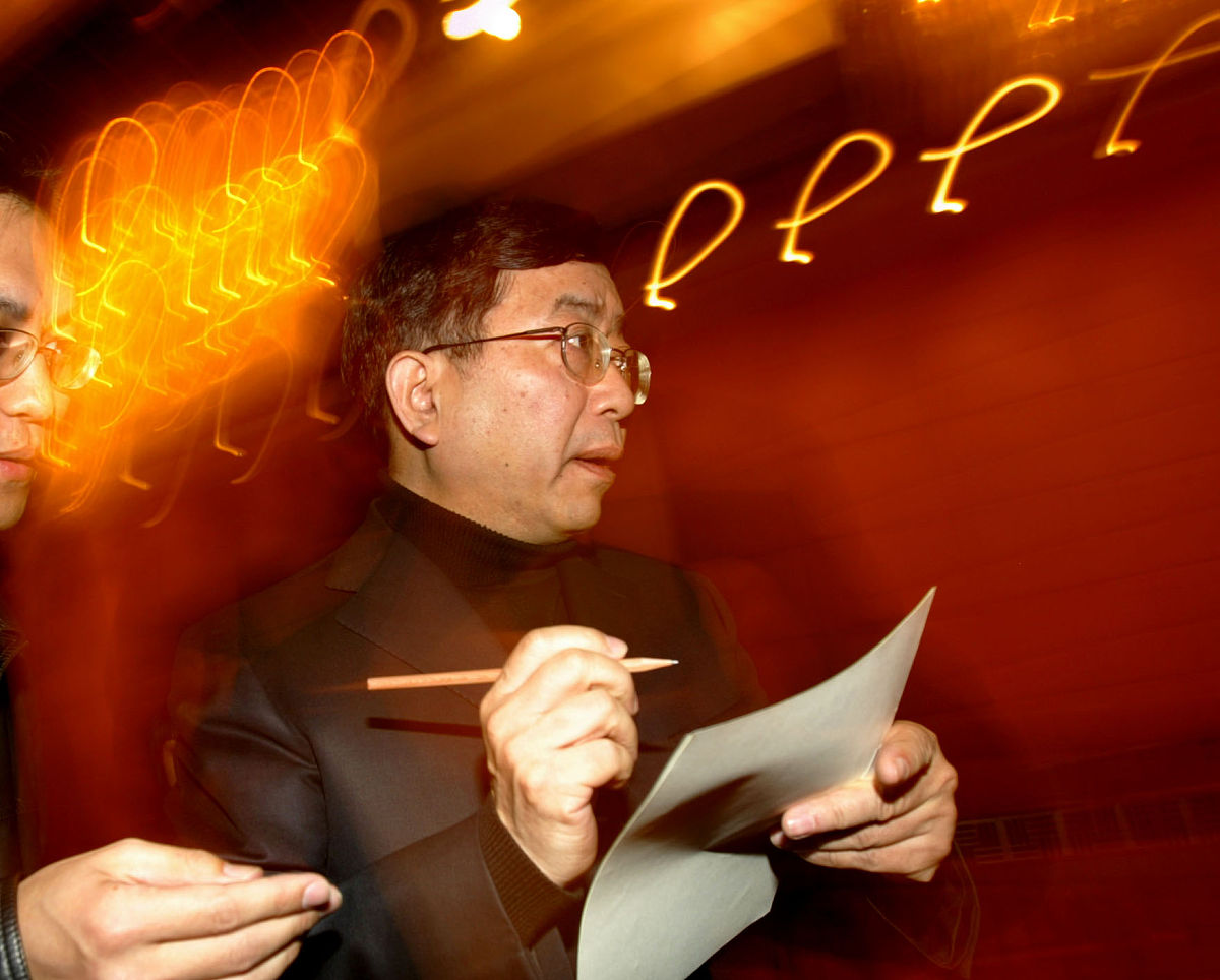 2004年12月26日, 著名作家余秋雨出席上海市浙江商会"第六届理事会第