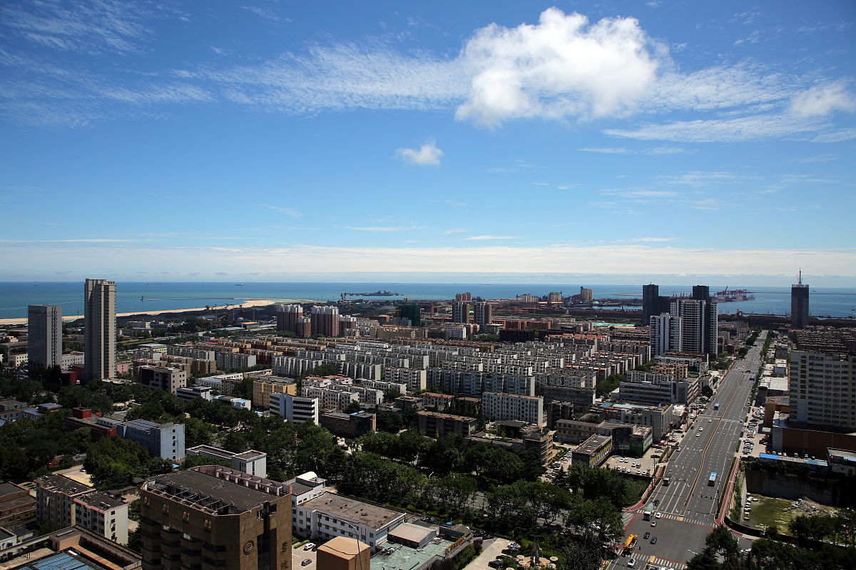 2020年7月27日,山东省日照市,碧空如洗,白云如浪,在日照灯塔风景区附